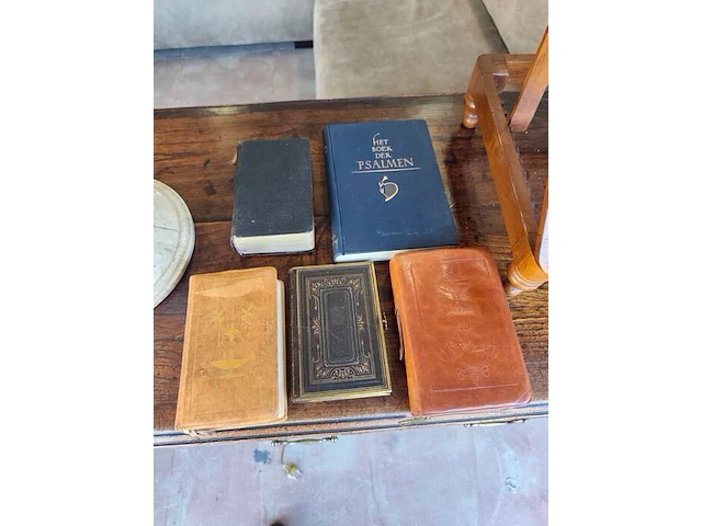 Houten boekstandaard, 6 religieuze boeken, metalen staand kruisbeeld op ronde voet, los klein crucifix, klein devotiebeeldje van maria - afbeelding 5 van  9
