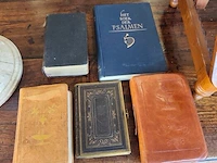 Houten boekstandaard, 6 religieuze boeken, metalen staand kruisbeeld op ronde voet, los klein crucifix, klein devotiebeeldje van maria - afbeelding 5 van  9