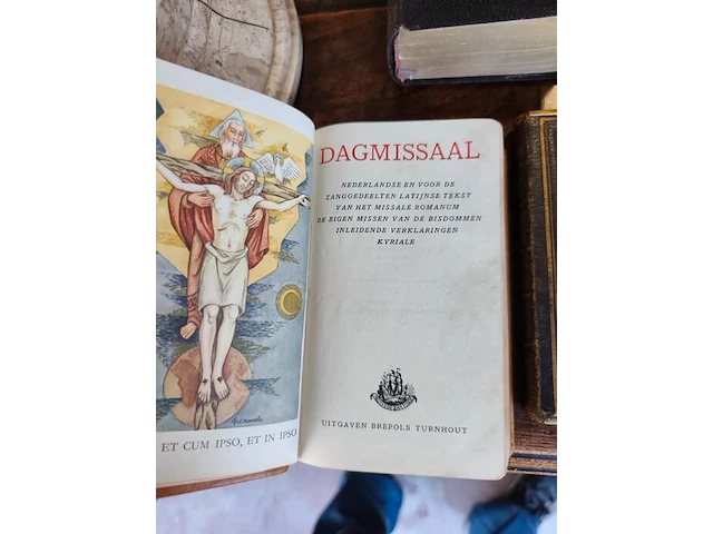 Houten boekstandaard, 6 religieuze boeken, metalen staand kruisbeeld op ronde voet, los klein crucifix, klein devotiebeeldje van maria - afbeelding 6 van  9