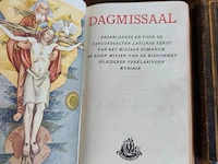 Houten boekstandaard, 6 religieuze boeken, metalen staand kruisbeeld op ronde voet, los klein crucifix, klein devotiebeeldje van maria - afbeelding 6 van  9