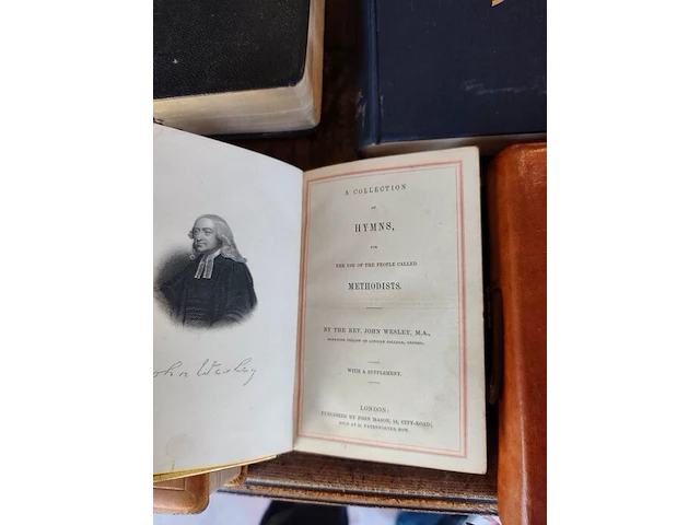 Houten boekstandaard, 6 religieuze boeken, metalen staand kruisbeeld op ronde voet, los klein crucifix, klein devotiebeeldje van maria - afbeelding 7 van  9