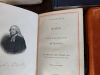 Houten boekstandaard, 6 religieuze boeken, metalen staand kruisbeeld op ronde voet, los klein crucifix, klein devotiebeeldje van maria - afbeelding 7 van  9