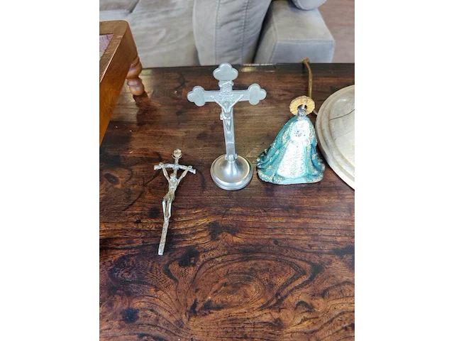 Houten boekstandaard, 6 religieuze boeken, metalen staand kruisbeeld op ronde voet, los klein crucifix, klein devotiebeeldje van maria - afbeelding 8 van  9