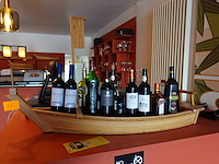 Houten boot met diverse dranken - afbeelding 1 van  4