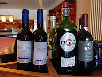 Houten boot met diverse dranken - afbeelding 2 van  4