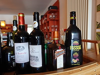 Houten boot met diverse dranken - afbeelding 3 van  4