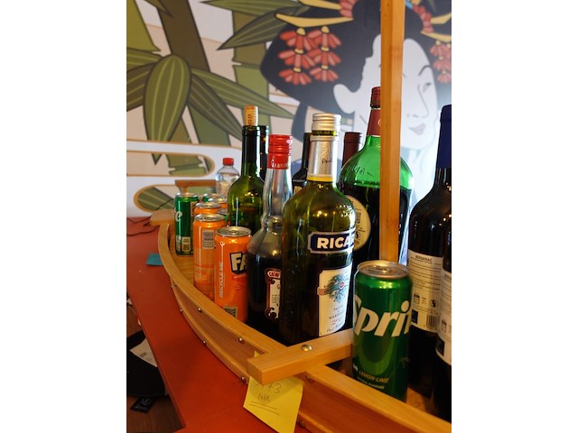 Houten boot met diverse dranken - afbeelding 4 van  4