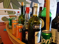 Houten boot met diverse dranken - afbeelding 4 van  4