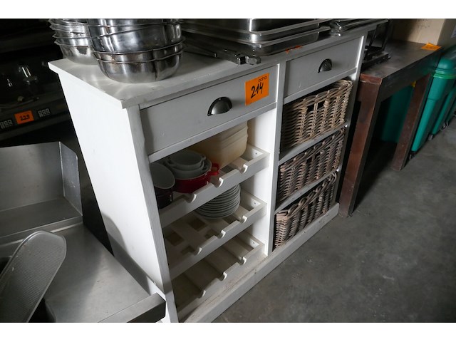 Houten buffetkastje met rietmanden + inhoud - afbeelding 1 van  4
