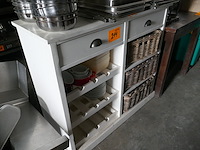 Houten buffetkastje met rietmanden + inhoud - afbeelding 1 van  4