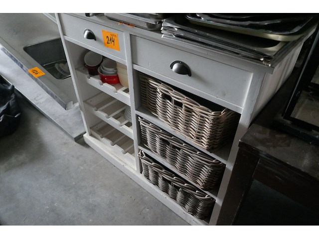 Houten buffetkastje met rietmanden + inhoud - afbeelding 2 van  4