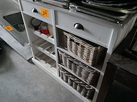 Houten buffetkastje met rietmanden + inhoud - afbeelding 2 van  4