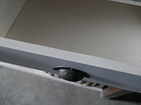 Houten buffetkastje met rietmanden + inhoud - afbeelding 4 van  4