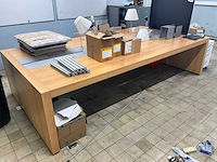 Houten bureau en diversen - afbeelding 1 van  9