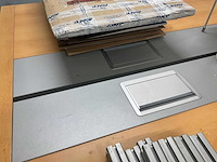 Houten bureau en diversen - afbeelding 2 van  9
