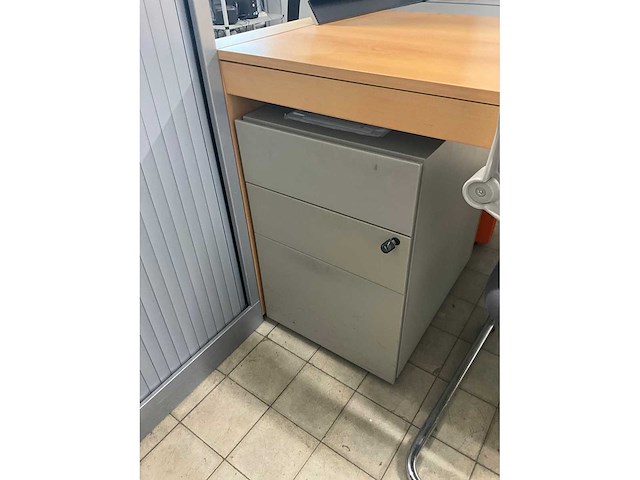 Houten bureau en diversen - afbeelding 5 van  9