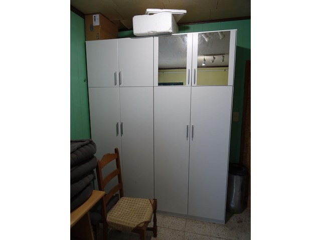 Houten bureau + houtenkast - afbeelding 1 van  7