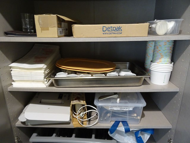 Houten bureau + houtenkast - afbeelding 5 van  7