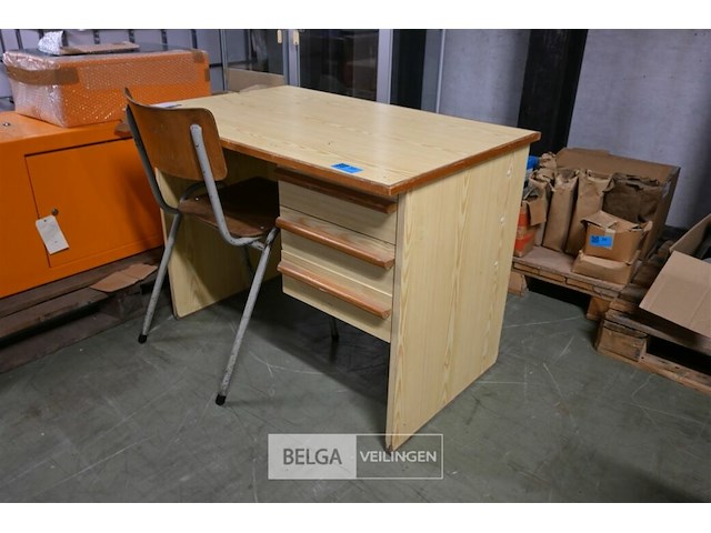 Houten bureau + stoel - afbeelding 1 van  4