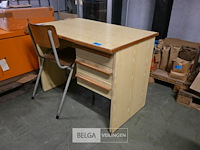Houten bureau + stoel - afbeelding 1 van  4