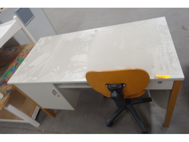 Houten bureau + stoel - afbeelding 1 van  1