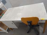 Houten bureau + stoel - afbeelding 1 van  1
