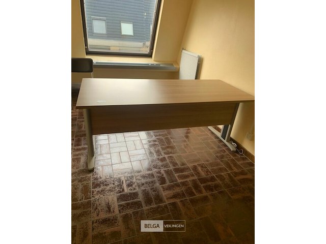 Houten bureel en ladekast - afbeelding 1 van  5