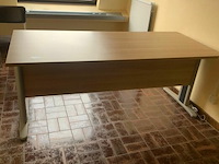 Houten bureel en ladekast - afbeelding 1 van  5