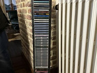 Houten cd-rekje met inhoud - afbeelding 1 van  2