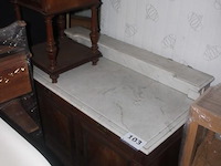 Houten commode met marmeren blad, houten nachtkastje met marmeren blad - afbeelding 1 van  1