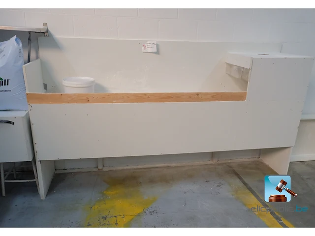 Houten constructie met inhoud - afbeelding 1 van  6