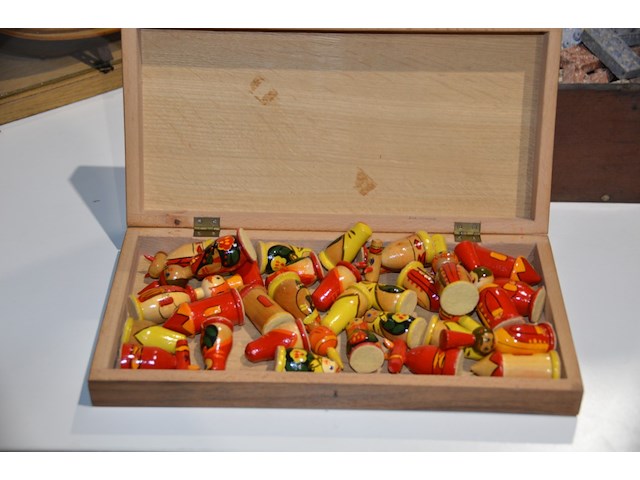 Houten dambord met diverse figuurtjes - afbeelding 1 van  2