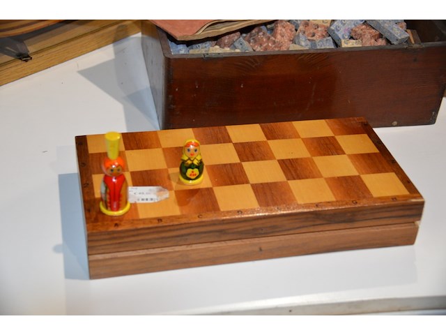 Houten dambord met diverse figuurtjes - afbeelding 2 van  2