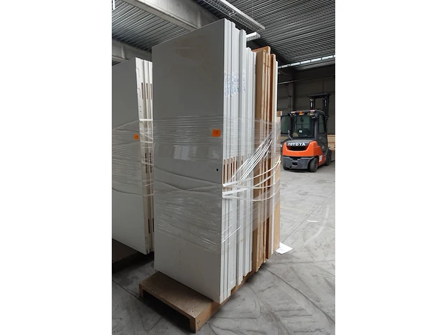 Houten deurhouder + inhoud - afbeelding 1 van  4