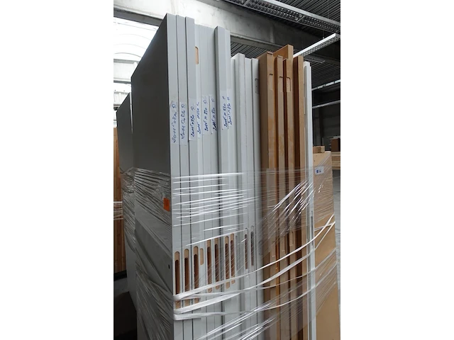 Houten deurhouder + inhoud - afbeelding 2 van  4