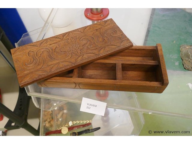 Houten doos met deksel en vakjes - afbeelding 1 van  1