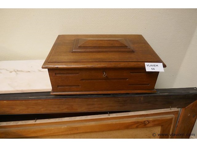 Houten doos met sleutel - afbeelding 1 van  2