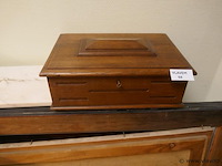 Houten doos met sleutel - afbeelding 1 van  2