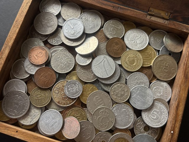 Houten doosje bali met diverse munten - afbeelding 1 van  4