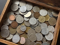 Houten doosje bali met diverse munten - afbeelding 1 van  4