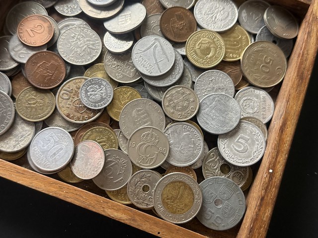 Houten doosje bali met diverse munten - afbeelding 3 van  4