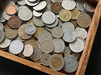 Houten doosje bali met diverse munten - afbeelding 3 van  4