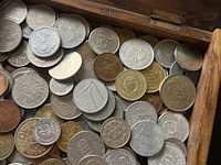 Houten doosje bali met diverse munten - afbeelding 4 van  4