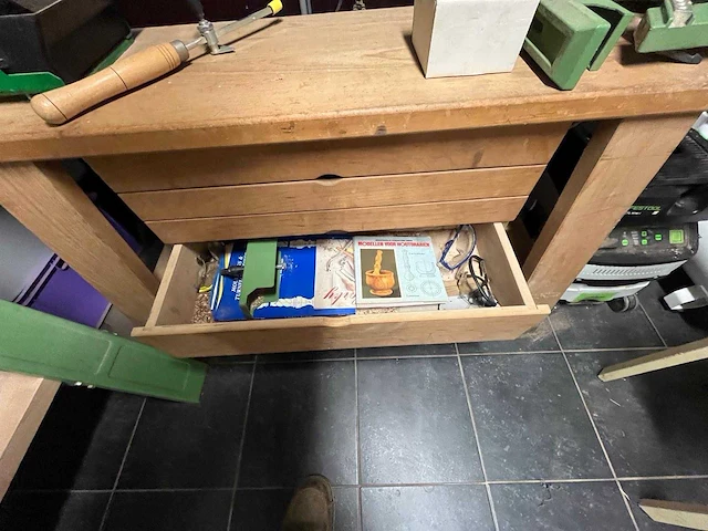 Houten draaibank + kast met schaar en slijpstenen - afbeelding 3 van  8