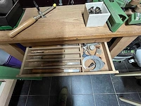 Houten draaibank + kast met schaar en slijpstenen - afbeelding 4 van  8