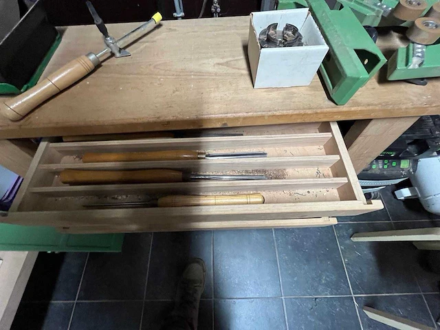 Houten draaibank + kast met schaar en slijpstenen - afbeelding 5 van  8