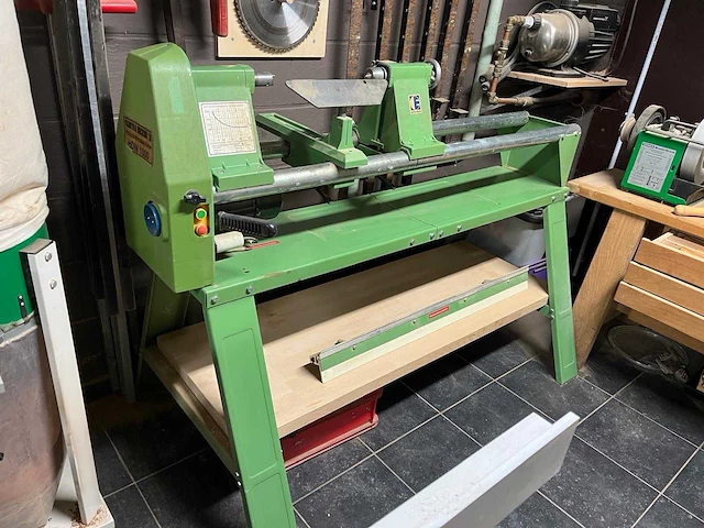 Houten draaibank + kast met schaar en slijpstenen - afbeelding 8 van  8