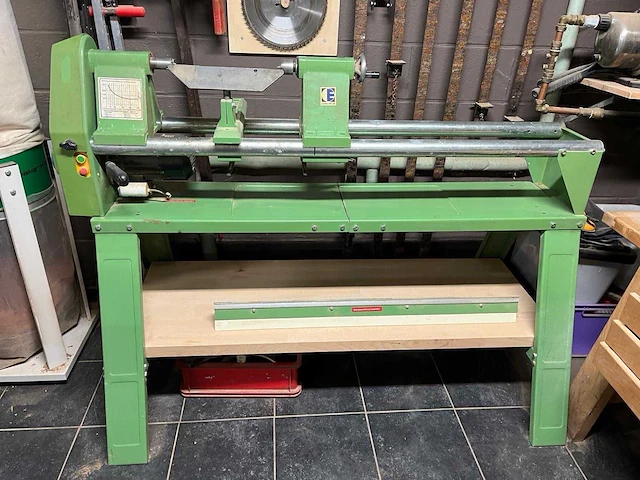 Houten draaibank + kast met schaar en slijpstenen - afbeelding 6 van  8