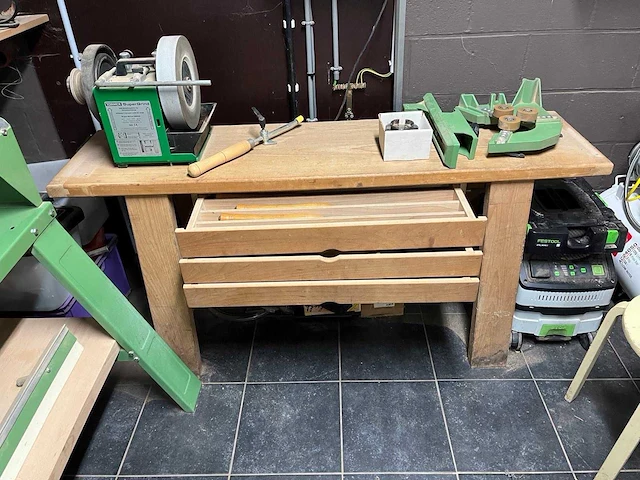 Houten draaibank + kast met schaar en slijpstenen - afbeelding 7 van  8