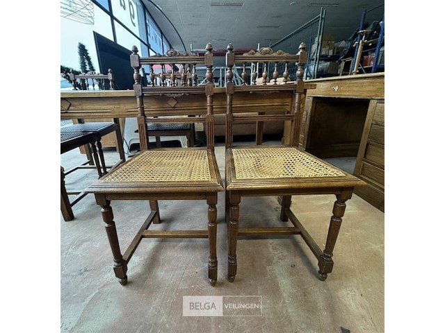 Houten eettafel met 5 rieten stoelen - afbeelding 2 van  6